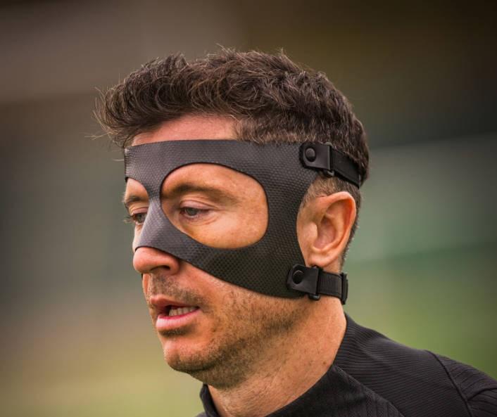  能否赶上出战毕包？巴萨官方晒莱万佩戴面具训练照片 新闻