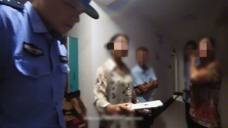  女子捡到手机藏了4个月，失主通过Wi-Fi定位找上门，发现手机已被重置_0227222957 新闻