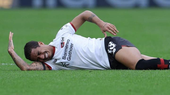 伤兵满营,勒沃库森球员阿图尔被草皮绊住,膝盖严重扭伤 新闻