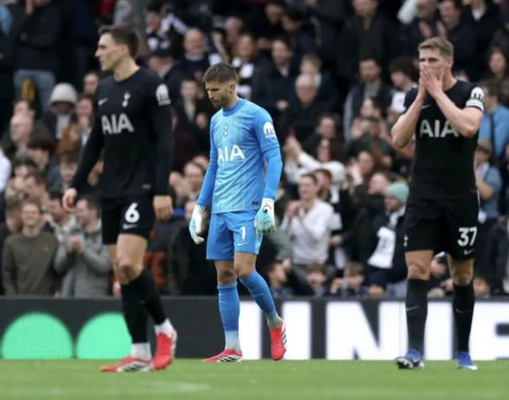 战富勒姆时球队表现不佳,热刺球迷高喊“你们不配穿这球衣” 新闻