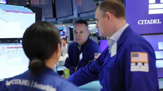  美股午盘持续走高，三大指数集体反弹；油价回落缓解地缘担忧。 股票财经