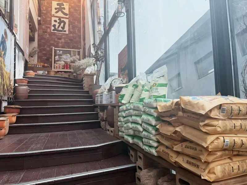  贾国龙新项目亮相，北京798砂锅焖面开业；亲民家乡味承接西贝调整，品牌独立探索未来路径。 新闻 贾国龙新项目亮相，北京798砂锅焖面开业；亲民家乡味承接西贝调整，品牌独立探索未来路径。 新闻 贾国龙新项目亮相，北京798砂锅焖面开业；亲民家乡味承接西贝调整，品牌独立探索未来路径。 新闻