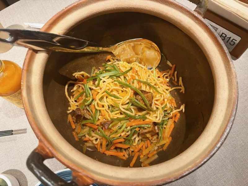  贾国龙新项目亮相，北京798砂锅焖面开业；亲民家乡味承接西贝调整，品牌独立探索未来路径。 新闻 贾国龙新项目亮相，北京798砂锅焖面开业；亲民家乡味承接西贝调整，品牌独立探索未来路径。 新闻 贾国龙新项目亮相，北京798砂锅焖面开业；亲民家乡味承接西贝调整，品牌独立探索未来路径。 新闻