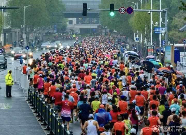 马拉松赛事商业化边界何在：透视购房补贴背后的体育精神失守 体育新闻