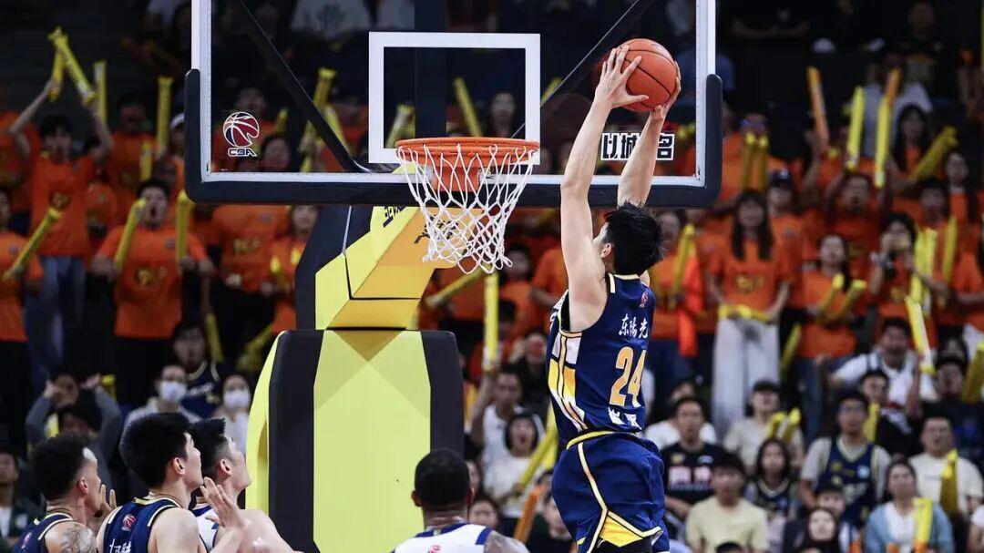  【技术解码】广东内线危机：萨林杰伤停后的战术重构与新援引进入盘分析 体育新闻