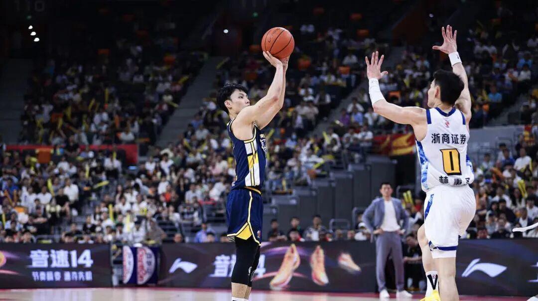  【技术解码】广东内线危机：萨林杰伤停后的战术重构与新援引进入盘分析 体育新闻